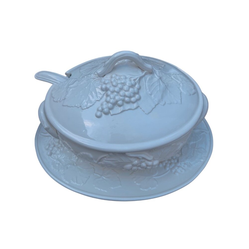 Elios of Italy White Embossed Grape Pattern Ceramic Soup Tureen With Lid & Plate - Picture 9 of 9